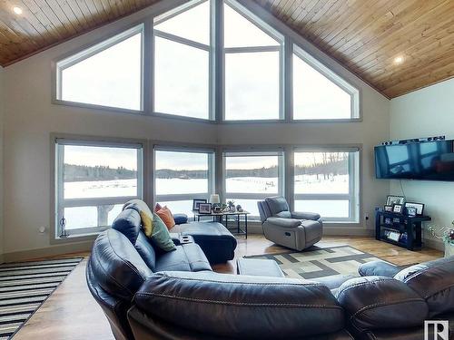 18121 Township Road 540, Rural Yellowhead, AB - Indoor Photo Showing Living Room