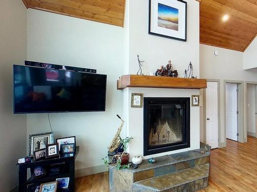 18121 Township Road 540, Rural Yellowhead, AB - Indoor Photo Showing Living Room With Fireplace