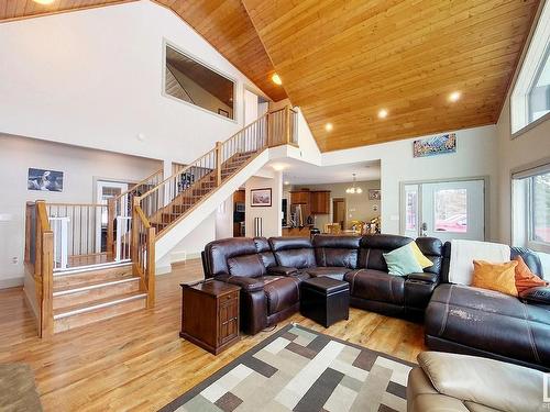 18121 Township Road 540, Rural Yellowhead, AB - Indoor Photo Showing Living Room