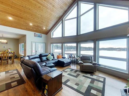 18121 Township Road 540, Rural Yellowhead, AB - Indoor Photo Showing Living Room