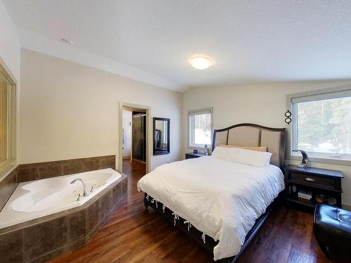 18121 Township Road 540, Rural Yellowhead, AB - Indoor Photo Showing Bedroom