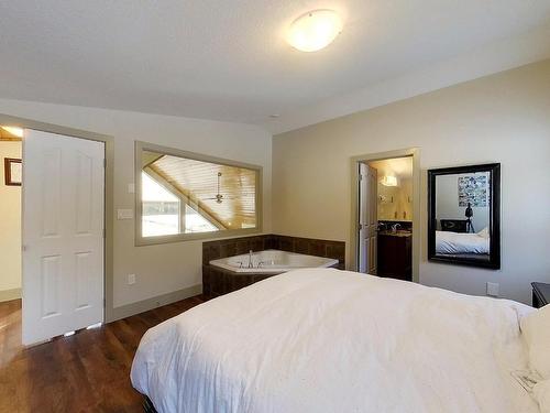 18121 Township Road 540, Rural Yellowhead, AB - Indoor Photo Showing Bedroom