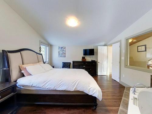 18121 Township Road 540, Rural Yellowhead, AB - Indoor Photo Showing Bedroom