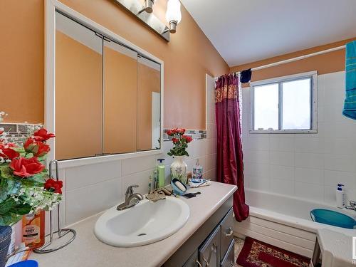 7220 152A Avenue, Edmonton, AB - Indoor Photo Showing Bathroom