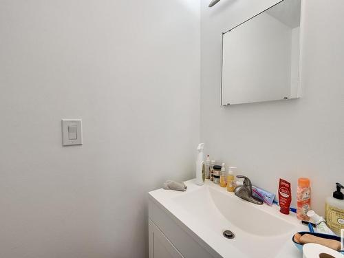 7220 152A Avenue, Edmonton, AB - Indoor Photo Showing Bathroom