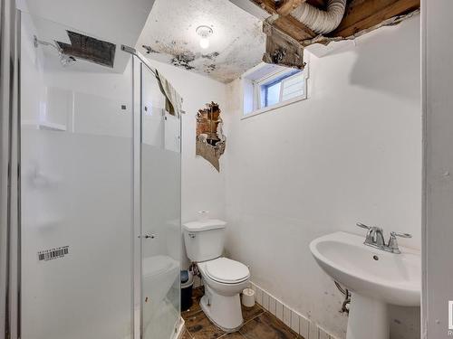 7220 152A Avenue, Edmonton, AB - Indoor Photo Showing Bathroom