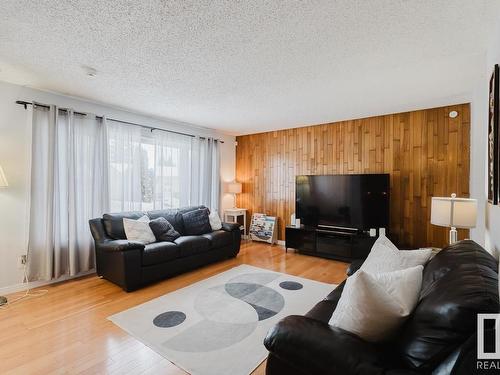 7419 32 Avenue, Edmonton, AB - Indoor Photo Showing Living Room