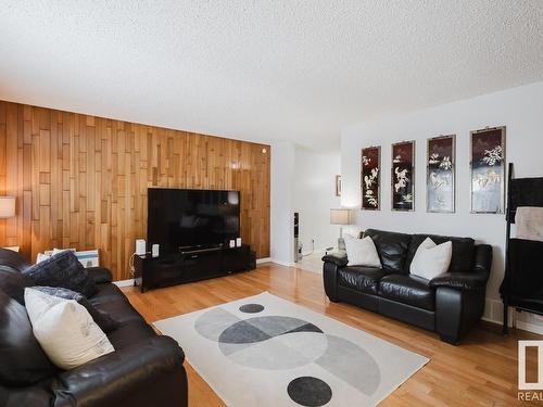 7419 32 Avenue, Edmonton, AB - Indoor Photo Showing Living Room