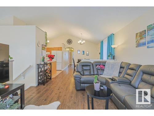 1314 Grant Way, Edmonton, AB - Indoor Photo Showing Living Room