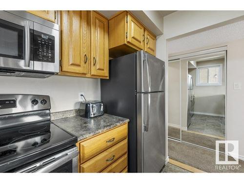 193 Lancaster Terrace, Edmonton, AB - Indoor Photo Showing Kitchen