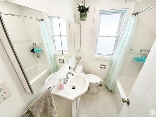 6630 110 Street, Edmonton, AB - Indoor Photo Showing Bathroom