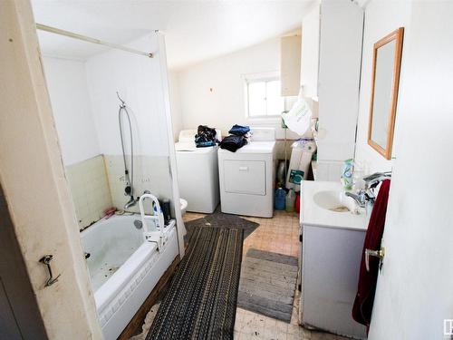 4902 48 Avenue, St. Paul Town, AB - Indoor Photo Showing Laundry Room