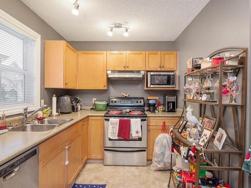 4 12050 17 Avenue, Edmonton, AB - Indoor Photo Showing Kitchen With Double Sink