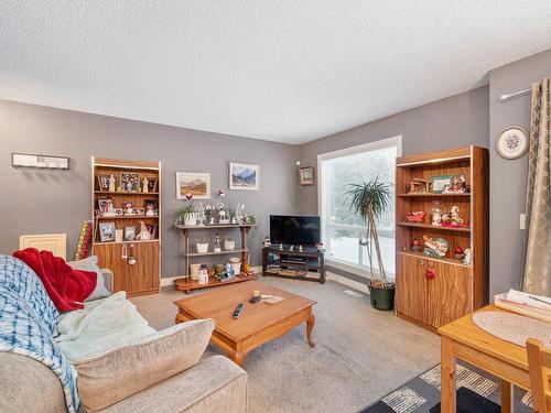 4 12050 17 Avenue, Edmonton, AB - Indoor Photo Showing Living Room