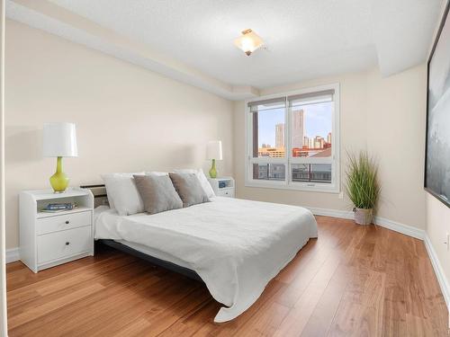 402 10142 111 Street Nw, Edmonton, AB - Indoor Photo Showing Bedroom