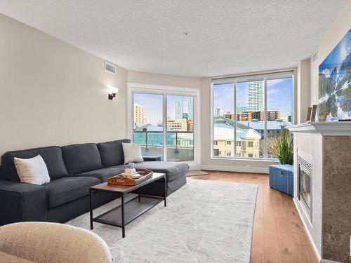 402 10142 111 Street Nw, Edmonton, AB - Indoor Photo Showing Living Room