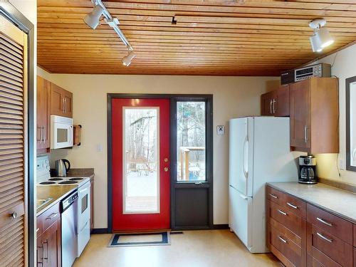 920 1St Avenue S, Rural Parkland County, AB - Indoor Photo Showing Kitchen