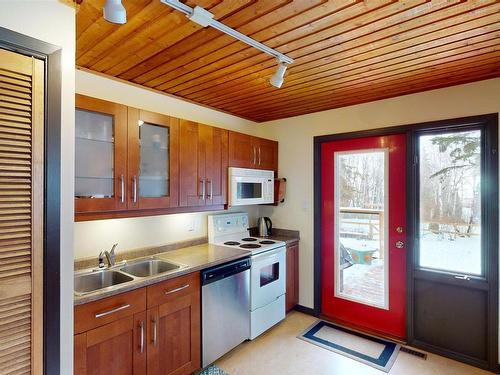 920 1St Avenue S, Rural Parkland County, AB - Indoor Photo Showing Kitchen With Double Sink