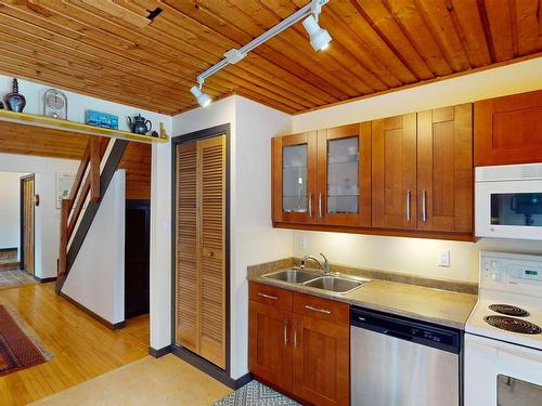 920 1St Avenue S, Rural Parkland County, AB - Indoor Photo Showing Kitchen With Double Sink