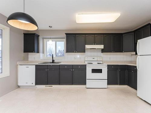 8709 99 Avenue, Morinville, AB - Indoor Photo Showing Kitchen