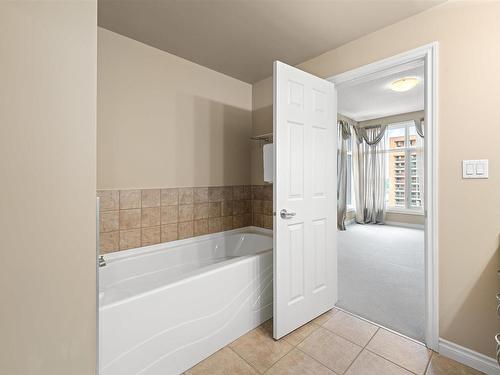 1401 9020 Jasper Avenue, Edmonton, AB - Indoor Photo Showing Bathroom