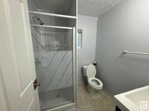 10509 63 Avenue, Edmonton, AB - Indoor Photo Showing Bathroom