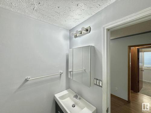 10509 63 Avenue, Edmonton, AB - Indoor Photo Showing Bathroom