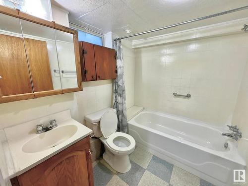 10509 63 Avenue, Edmonton, AB - Indoor Photo Showing Bathroom