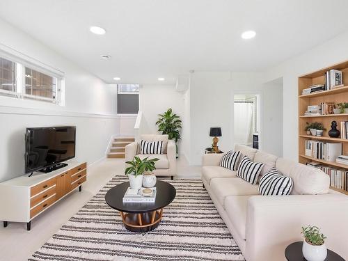 70 Sunflower Lane, Sherwood Park, AB - Indoor Photo Showing Living Room