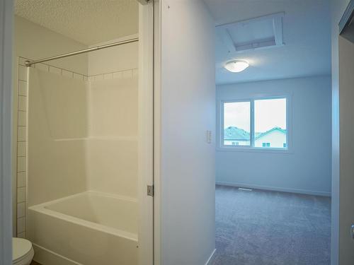 7044 Rosenthal Drive, Edmonton, AB - Indoor Photo Showing Bathroom