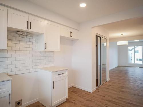 7044 Rosenthal Drive, Edmonton, AB - Indoor Photo Showing Kitchen