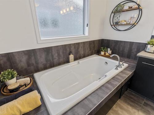 2 Norton Avenue, St. Albert, AB - Indoor Photo Showing Bathroom