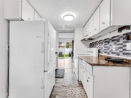 58 Lakewood Village, Edmonton, AB - Indoor Photo Showing Kitchen