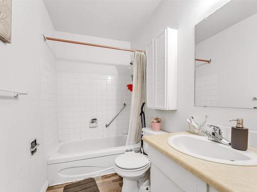 58 Lakewood Village, Edmonton, AB - Indoor Photo Showing Bathroom