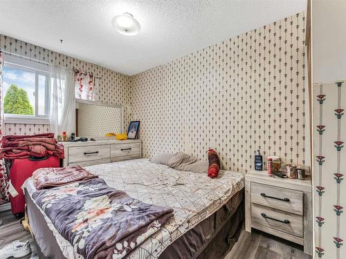 58 Lakewood Village, Edmonton, AB - Indoor Photo Showing Bedroom