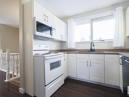 21 Lundy Park Road, Stony Plain, AB - Indoor Photo Showing Kitchen