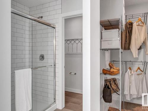 19011 20 Avenue, Edmonton, AB - Indoor Photo Showing Bathroom