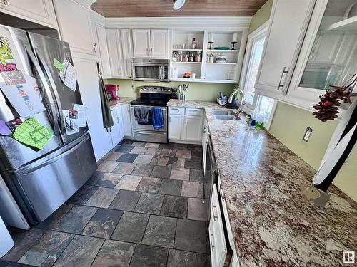 5201 45B Avenue, Vegreville, AB - Indoor Photo Showing Kitchen With Double Sink