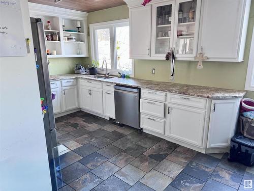 5201 45B Avenue, Vegreville, AB - Indoor Photo Showing Kitchen