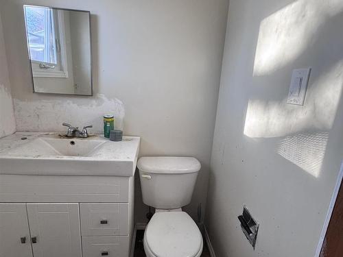 5201 45B Avenue, Vegreville, AB - Indoor Photo Showing Bathroom