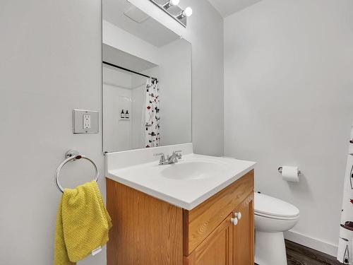 8918D 144 Avenue, Edmonton, AB - Indoor Photo Showing Bathroom