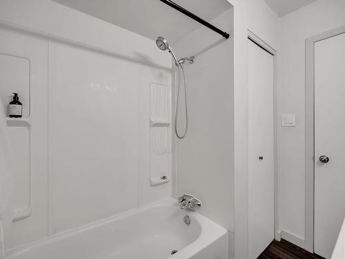 8918D 144 Avenue, Edmonton, AB - Indoor Photo Showing Bathroom