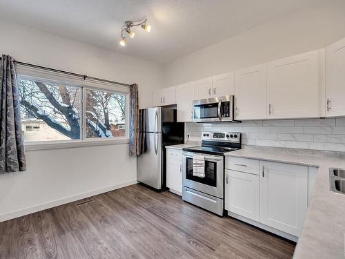 8918D 144 Avenue, Edmonton, AB - Indoor Photo Showing Kitchen