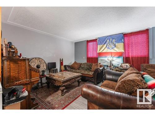 3 10230 122 Street, Edmonton, AB - Indoor Photo Showing Living Room