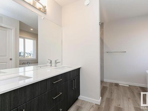 657 Kinglet Boulevard, Edmonton, AB - Indoor Photo Showing Bathroom