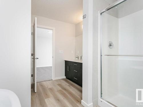 657 Kinglet Boulevard, Edmonton, AB - Indoor Photo Showing Bathroom