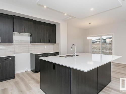 657 Kinglet Boulevard, Edmonton, AB - Indoor Photo Showing Kitchen With Upgraded Kitchen