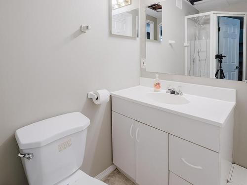 14632 95 Avenue, Edmonton, AB - Indoor Photo Showing Bathroom