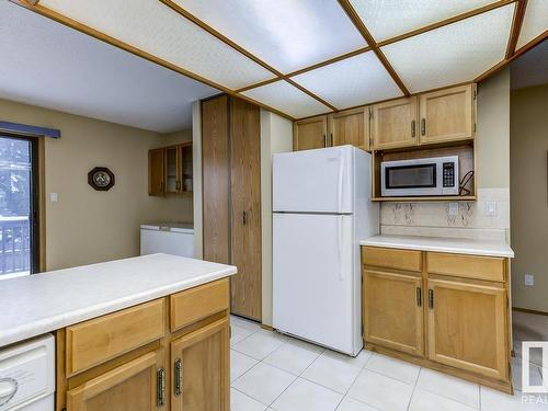 10860 11 Avenue, Edmonton, AB - Indoor Photo Showing Kitchen