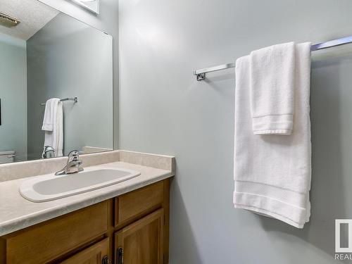 10860 11 Avenue, Edmonton, AB - Indoor Photo Showing Bathroom